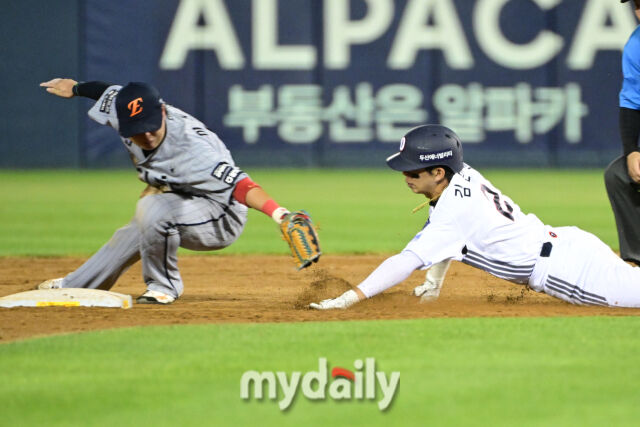 한화 이도윤이 2루를 향해 들어오는 김민석을 태그 하고 있다.