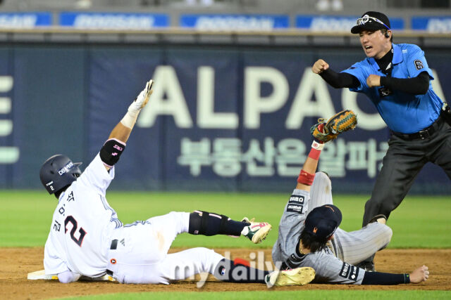 2루심이 김민석에게 아웃 선언을 하고 있다.