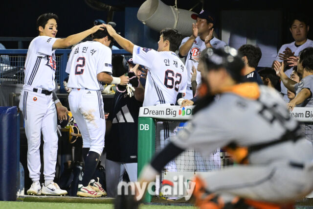 9회말 2루타를 때린 뒤 대주자로 교체되며 팀 동료들의 축하를 받는 두산 김민석.