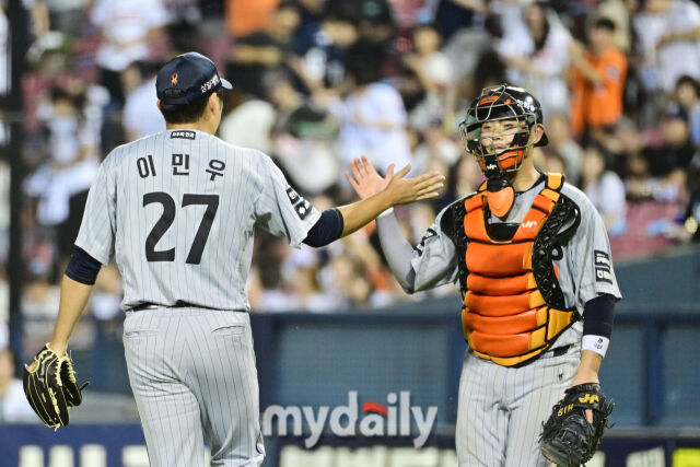 연장 10회초 결승타를 때린 허인서 포수와 세이브를 기록한 이민우 투수가 하이파이브를 하고 있다.