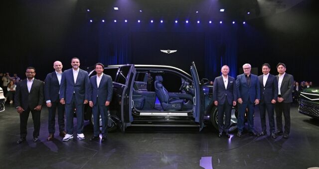 19일(현지시간) 미국 샌프란시스코에 위치한 팰리스 오브 파인에서 열린 GV90 월드 프리미어에서 (왼쪽부터) 테드로스 맹기스테 제네시스북미법인 최고운영책임자(COO), 만프레드 하러 현대차그룹 R&D본부장 사장, 랜디 파커 현대차 북미법인 CEO, 호세 무뇨스 현대차 대표이사 사장, 정의선 현대차그룹 회장, 루크 동커볼케 현대차그룹 CCO 겸 CDO 사장, 이상엽 현대제네시스글로벌디자인담당 부사장, 이시혁 제네시스사업본부장 전무가 기념 촬영을 하는 모습. /제네시스