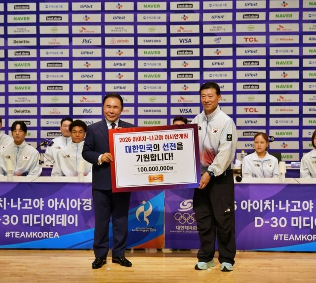윤홍근 제너시스BBQ 그룹 회장(왼쪽)이 20일 충북 진천 국가대표선수촌에서 열린 ‘2026 아이치-나고야 아시안게임 D-30 미디어데이’에서 김택수 국가대표선수촌장에게 대한민국 국가대표 선수단의 선전을 기원하는 격려금을 전달하고 기념촬영을 하고 있다. /제너시스BBQ