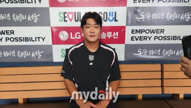 이정범이 20일 서울 잠실야구장에서 취재진과 인터뷰를 하고 있다./잠실=김경현 기자