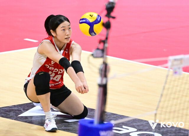 정솔민이 2025-26시즌 IBK기업은행과의 경기에서 리시브를 하고 있다./KOVO 제공