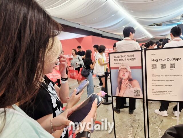 '무신사 뷰티 페스타 인 성수' 행사장에서 방문객들이 스마트폰으로 QR코드 및 NFC를 스캔해 미션 이벤트에 참여하고 있다. /방금숙 기자