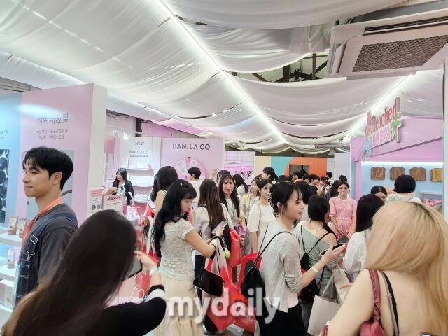 '무신사 뷰티 페스타 인 성수' 행사장에 방문객들이 제품 체험을 위해 줄을 서 있는 모습. /방금숙 기자