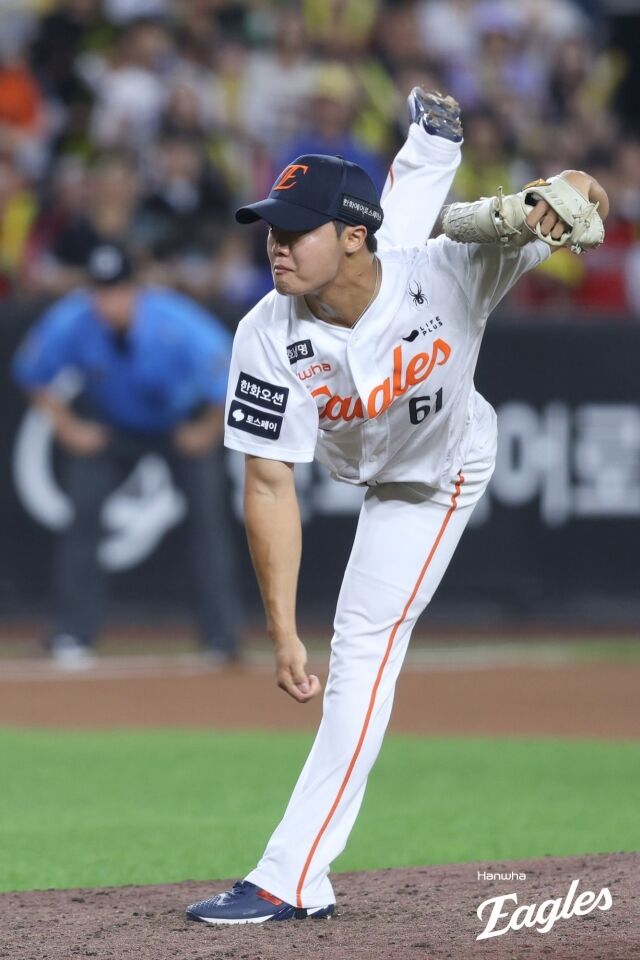 한화 이글스 정우주가 20일 대전한화생명볼파크에서 열린 KIA 타이거즈와의 홈 경기서 투구하고 있다./한화 이글스 제공