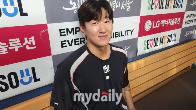 김민혁이 8월 20일 서울 잠실야구장에서 열린 LG 트윈스전을 마치고 인터뷰를 하고 있다./잠실=김경현 기자