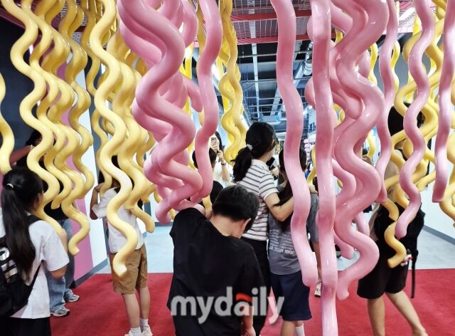 키친로드 참가자들이 대형 라면 면발 모형 구조물 사이를 지나고 있다. /방금숙 기자
