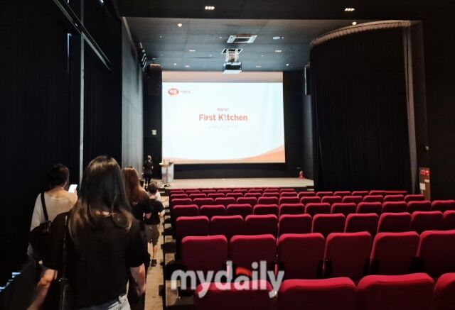 투어 참가자들이 영상 관람을 위해 영화관에 입장하고 있다. /방금숙 기자