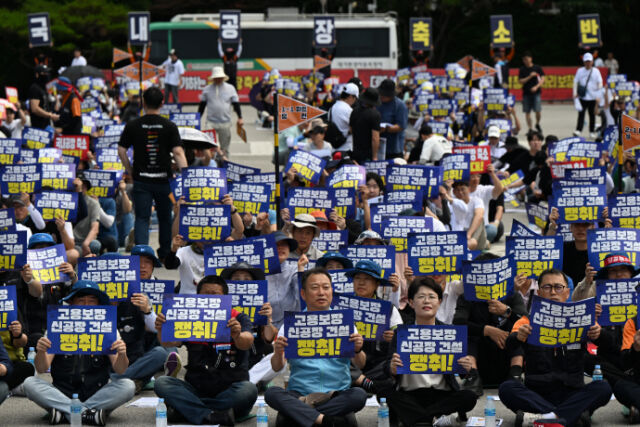 지난해 7월 11일 오전 광주 광산구 소촌동 금호타이어 광주공장에서 전국금속노동조합 금호타이어지회 조합원들이 결의대회를 열고 국내 공장 축소를 반대, 사측의 신공장 건설 방안 제시를 촉구하고 있다. /뉴시스