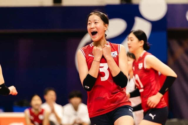 17세 이하 한국여자배구대표팀 세터 이서인이 2026 U17 세계선수권대회 이탈리아와 5~6위 결정전 도중 서브 성공 후 기뻐하고 있다./국제베구연맹(FIVB) 제공