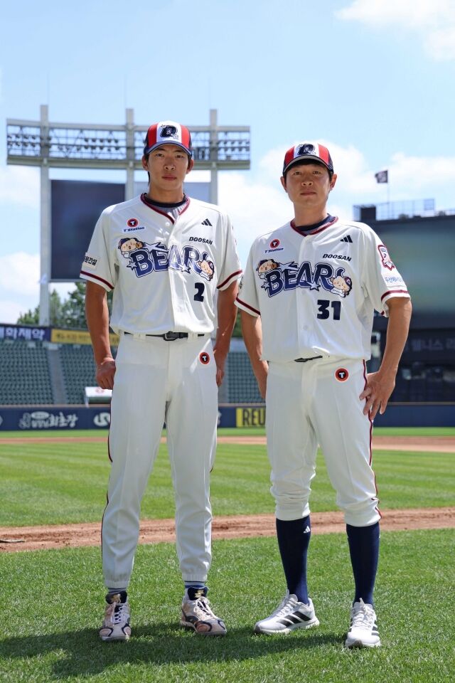 두산 베어스는 오는 28일부터 9월 3일까지 치러지는 홈 6연전 기간 동안 선수단이 스페셜 유니폼을 착용하고 그라운드로 나선다고 21일 알렸다. 두산 김민석(왼쪽)과 정수빈이 스페셜 유니폼을 입고 포즈를 취하고 있다./두산 베어스 제공
