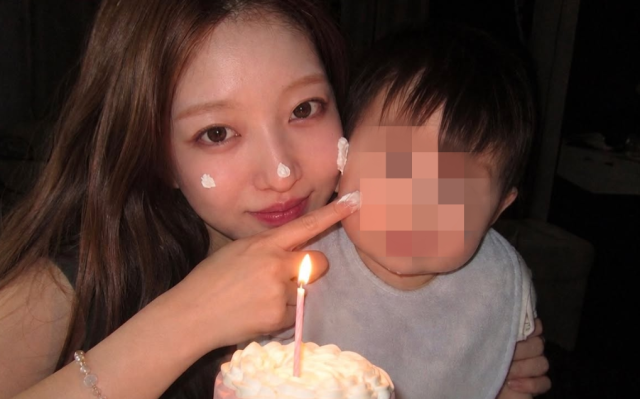 야구선수 정철원과 이혼한 김지연은 지난 20일 자신의 SNS에 "곧 두 번째 생일을 앞둔 내 작은 세포씨"라는 문장으로 시작하는 장문의 글과 함께 아들과의 다정한 순간을 담은 사진을 게재했다. /김지연 소셜미디어