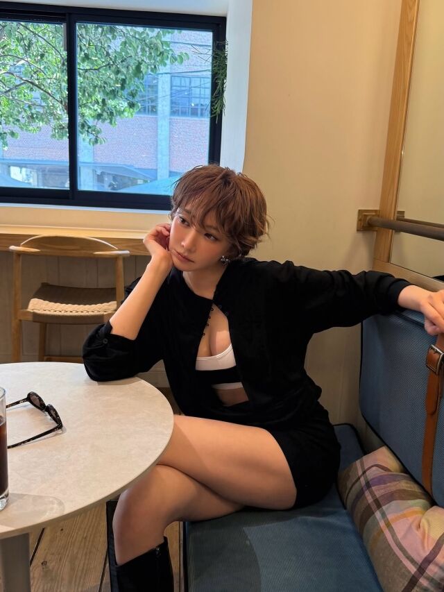 고준희가 모델 출신다운 남다른 비율과 시크한 매력을 드러냈다. / 고준희 SNS