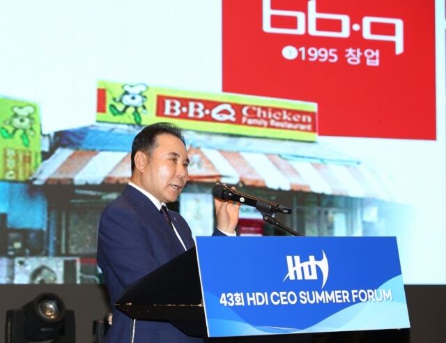 윤홍근 제너시스BBQ 그룹 회장이 강원 강릉 탑스텐 호텔에서 열린 ‘제43회 2026 HDI CEO SUMMER FORUM’에서 ‘위기를 기회로, 세계를 향한 끊임없는 도전’을 주제로 강연했다. 사진은 윤홍근 회장의 강연 모습. /제너시스BBQ