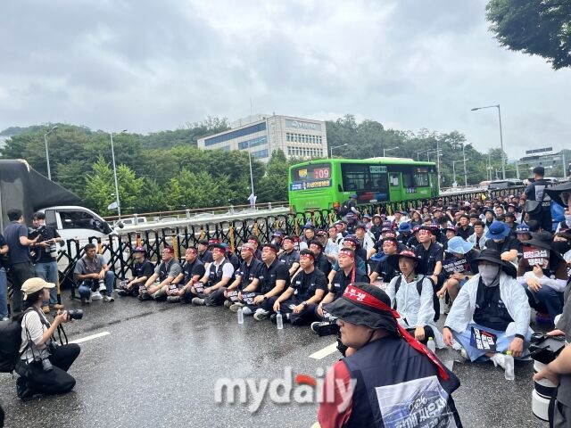 21일 서울 서초구 양재동 현대차·기아 본사 앞에서 열린 ‘자동차 공동 파업 대회’에 참가한 현대차·기아 노동조합 조합원들. /심지원 기자