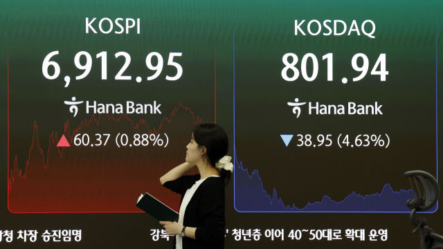 21일 서울 중구 하나은행 딜링룸 전광판에 주요 지수가 표시 되고 있다. /뉴시스