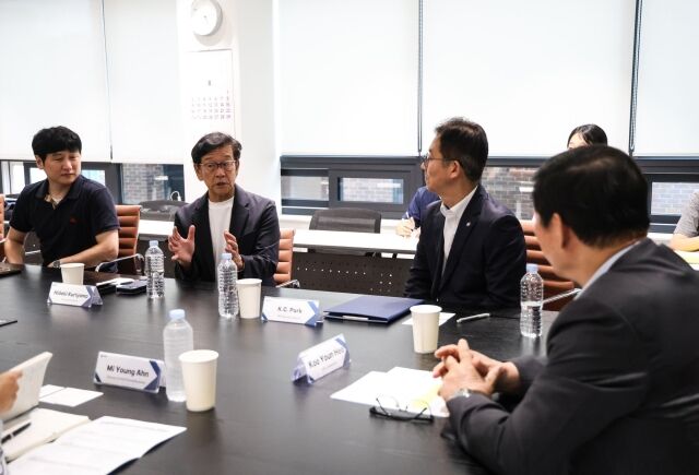 일본프로야구 닛폰햄 구단 관계자와 퍼시픽리그 마케팅 총괄회사 관계자들이 지난 20일 KBO를 방문해 박근찬 KBO 사무총장을 비롯한 KBO 괸계자들과 논의하고 있다./한국야구위원회(KBO) 제공