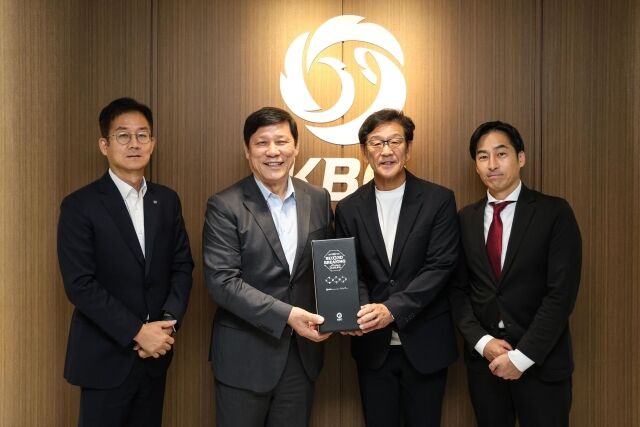 허구연 KBO 총재, 박근찬 KBO 사무총장 등 KBO 관계자와 구리야마 히데키 닛폰햄 파이터즈 CBO 등 일본야구 관계자들이 지난 20일 함께 기념촬영하고 있다./한국야구위원회(KBO) 제공