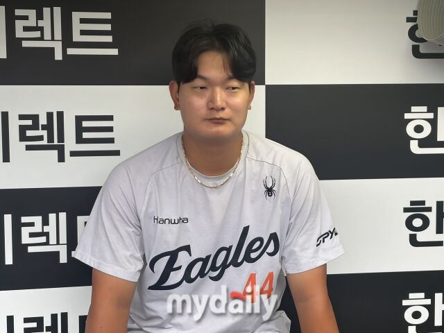 한화 이글스 투수 김서현이 21일 대전 한화생명볼파크에서 취재진과 인터뷰를 가지고 있다./대전 = 이정원 기자