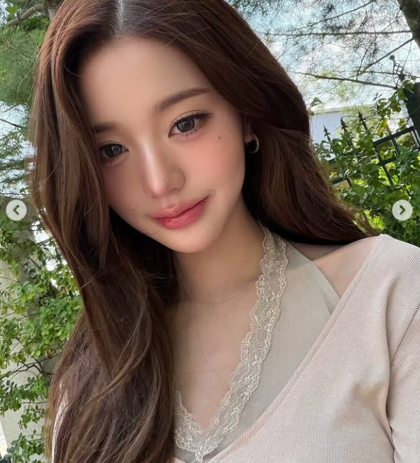 장원영은 지난 20일 자신의 인스타그램 계정에 "나랑 같이 놀이공원 갈래?"라는 글과 함께 여러 장의 사진을 올렸다. /장원영 소셜미디어