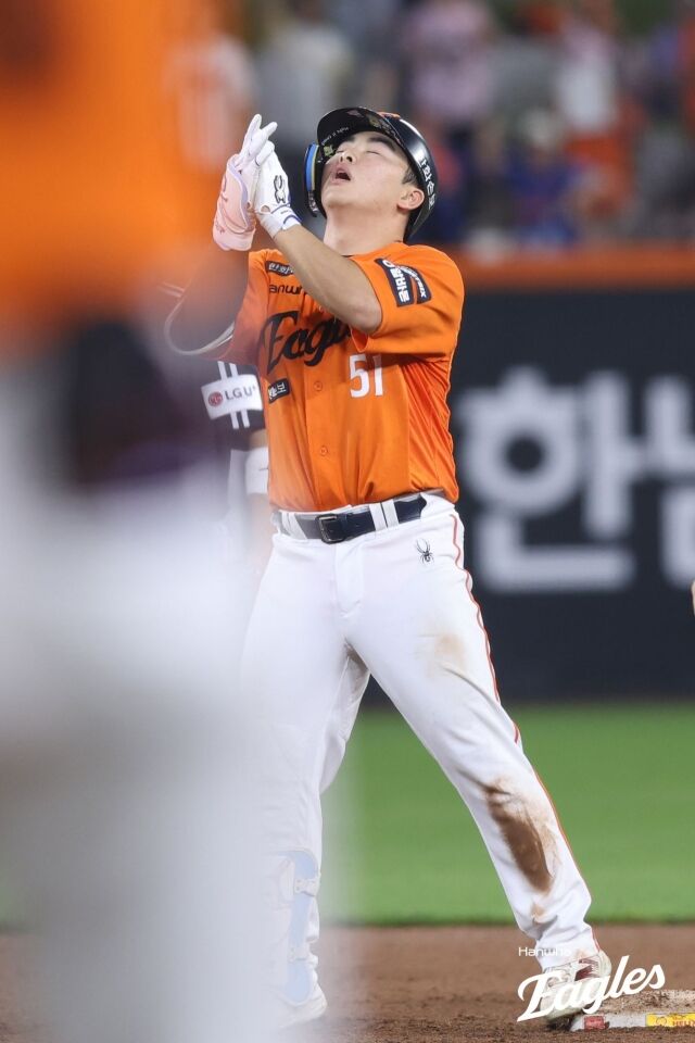 한화 이글스 문현빈이 21일 대전 한화생명볼파크에서 열린 LG 트윈스전에서 안타를 기록한 후 세리머니를 하고 있다./한화 이글스 제공