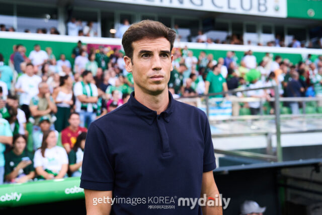 비야레알의 이니고 감독이 라싱 산타테르와의 2026-27시즌 스페인 프리메라리가 1라운드를 벤치에서 지켜보고 있다./게티이미지코리아