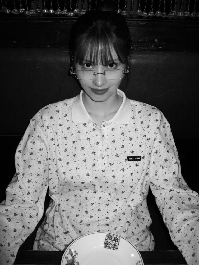 지난 21일 밤, 모모는 별다른 글 없이 여러 장의 사진을 게재하며 근황을 전했다. /모모 소셜미디어