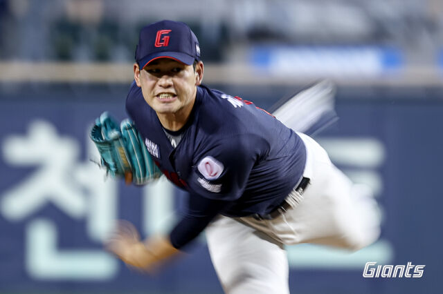 롯데 자이언츠 투수 김진욱이 21일 잠실구장에서 열린 두산 베어스와 원정 경기에 선발 등판해 역투하고 있다./롯데 자이언츠 제공