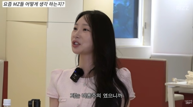 ENA·SBS Plus ‘나는 솔로’ 24기 옥순이 과거 비혼주의였음에도 결혼을 전제로 한 예능에 출연했던 진짜 이유를 밝혀 화제를 모으고 있다./유튜브 채널 ‘채널주인 부재중’
