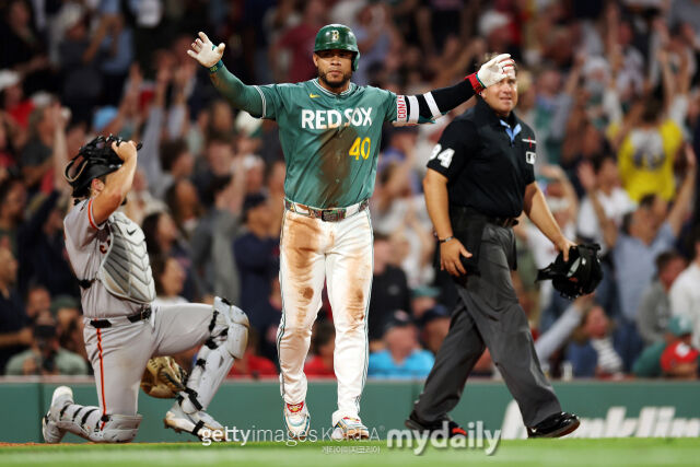 MLB 보스턴 윌슨 콘트라레스가 22일(한국시각) 열린 샌프란시스코와 홈 경기 3회말 역전 3점 홈런을 쏘아올린 뒤 1루로 향해 뛸 준비를 하고 있다./게티이미지코리아