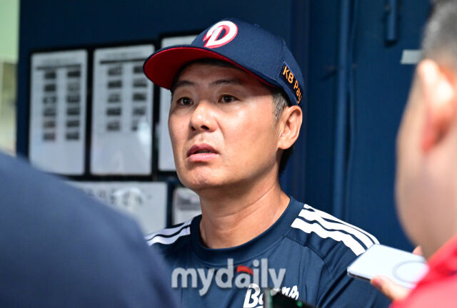 22일 서울 잠실야구장에서 열릴 예정이었던 '2026 신한 SOL KBO리그' 롯데 자이언츠와 두산 베어스 경기가 우천으로 취소됐다. 기자들과 인터뷰 하는 두산 김원형 감독./마이데일리