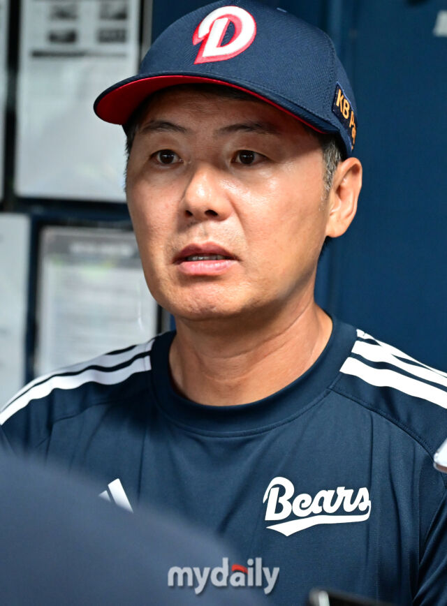 22일 서울 잠실야구장에서 열릴 예정이었던 '2026 신한 SOL KBO리그' 롯데 자이언츠와 두산 베어스 경기가 우천으로 취소됐다. 이날 현장을 찾은 취재진과 인터뷰 중인 두산 김원형 감독./한혁승 기자