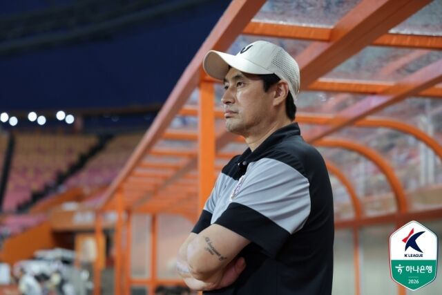 유병훈 FC안양 감독이 15일 제주월드컵경기장에서 열린 제주SK와의 K리그1 경기에서 그라운드를 바라보고 있다. /한국프로축구연맹 제공