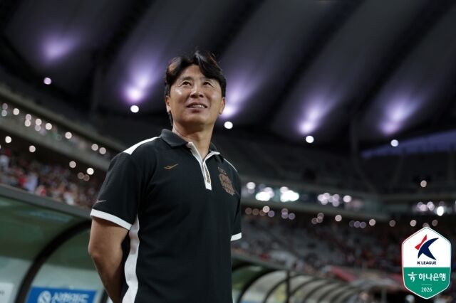 김기동 FC서울 감독이 15일 서울월드컵경기장에서 열린 하나은행 K리그1 2026 대전하나시티즌과의 맞대결에서 그라운드를 바라보고 있다. /한국프로축구연맹 제공