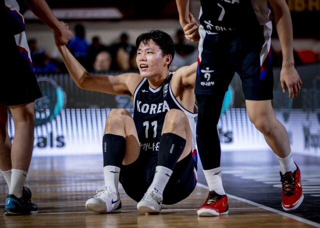 한국 남자농구 U18 대표팀이 호주에 74-111로 패했다. 윤지원이 부축을 받고 일어나는 모습./FIBA 제공