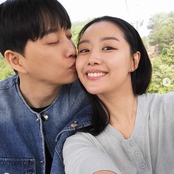 최근 박의의 KTX 낙상 사고 CCTV 영상 공개 파문이 불거진 가운데, 비난의 화살이 아내 송지은에게까지 쏠리며 2차 피해가 확산하고 있다./송지은 소셜미디어