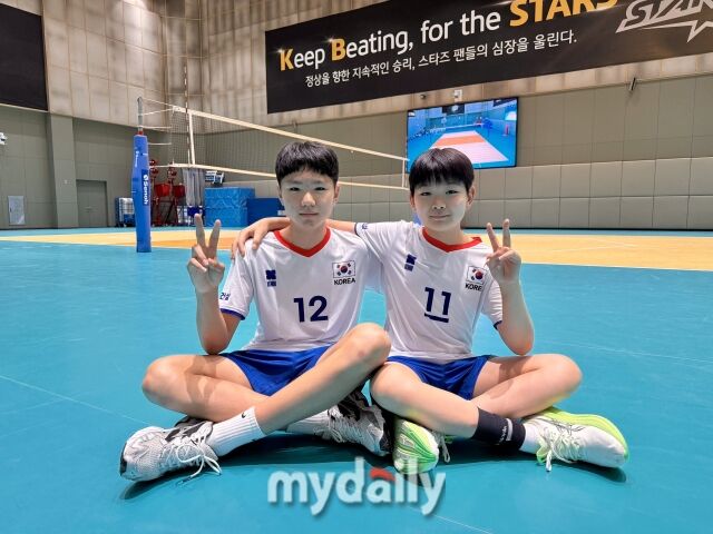 U12 배구 국가대표 상비군으로 발탁된 수유초 이우빈과 남양초 김도율이 20일 수원의 KB손해보험 인재니움을 방문해 사진 촬영에 임하고 있다./마이데일리
