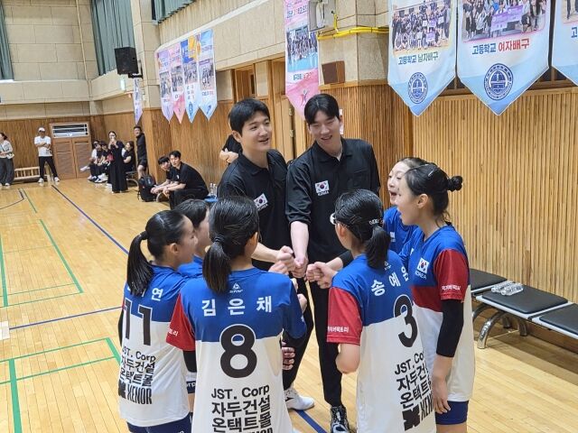 정지석과 허수봉이 22일 U12 배구 국가대표 상비군 선수들과 시간을 보냈다./한국초등배구연맹 제공