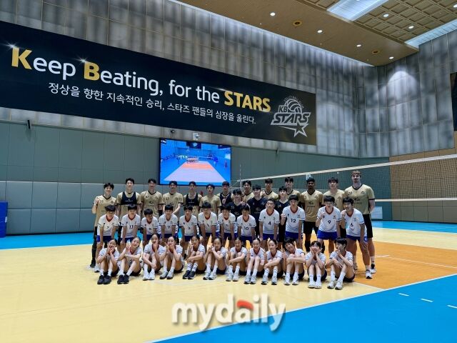 U12 배구 국가대표 상비군이 20일 수원의 KB손해보험 인재니움을 찾아 선수들과 기념 촬영을 하고 있다./마이데일리