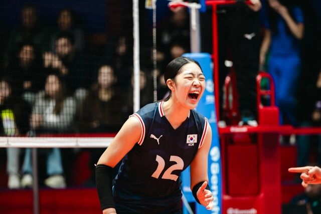 17세 이하 한국여자배구대표팀에서 미들블로커로 뛴 최민주가 2026 FIVB U17 세계선수권대회 필리핀과 16강전 도중 상대 공격을 블로킹으로 막아낸 뒤 환호하고 있다./국제배구연맹(FIVB) 제공