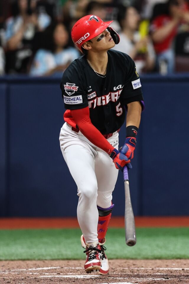 KIA 타이거즈 김도영이 23일 서울 고척스카이돔에서 열린 키움 히어로즈와의 홈 경기서 타격하고 있다./KIA 타이거즈 제공
