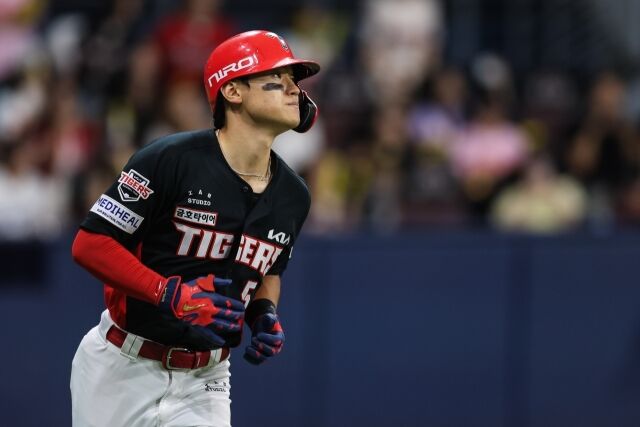 KIA 타이거즈 김도영이 23일 서울 고척스카이돔에서 열린 키움 히어로즈와의 원정경기서 타격 후 타구를 바라보고 있다./KIA 타이거즈 제공