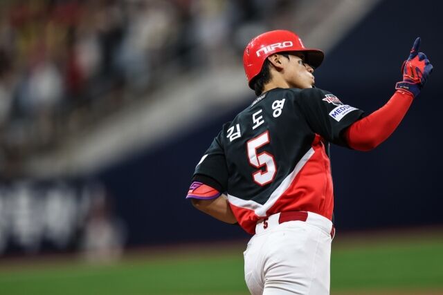 KIA 타이거즈 김도영이 23일 서울 고척스카이돔에서 열린 키움 히어로즈와의 원정경기서 홈런을 치고 김연훈 1루 코치와 하이파이브를 하고 있다./KIA 타이거즈 제공