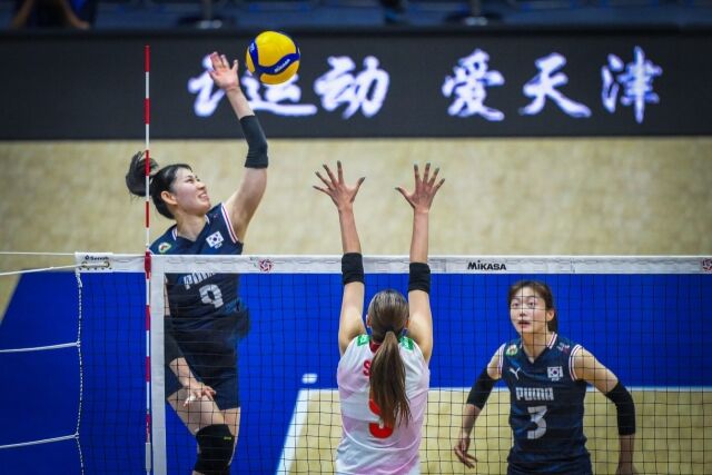 한국여자배구대표팀 나현수가 23일 중국 톈진에서 열린 2026 아시아여자배구선수권대회 C조 조별리그 일본과 경기 도중 스파이크를 시도하고 있다./아시아배구연맹(AVC) 제공