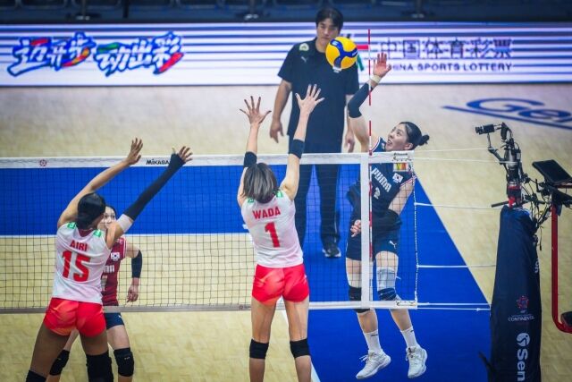 한국여자배구대표팀 육서영이 23일 중국 톈진에서 열린 2026 아시아여자배구선수권대회 C조 조별리그 일본과 경기 도중 상대 블로커 사이로 스파이크를 시도하고 있다./아시아배구연맹(AVC) 제공