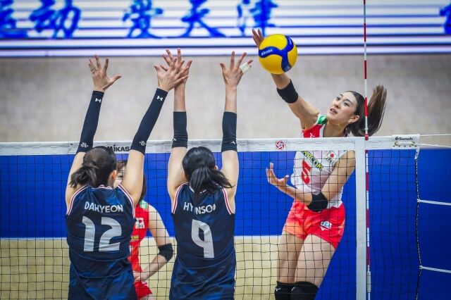 일본여자배구대표팀 사토 요시노가 23일 중국 톈진에서 열린 2026 아시아여자배구선수권대회 C조 조별리그 한국과 경기 도중 공격을 시도하고 있다./아시아배구연맹(AVC) 제공