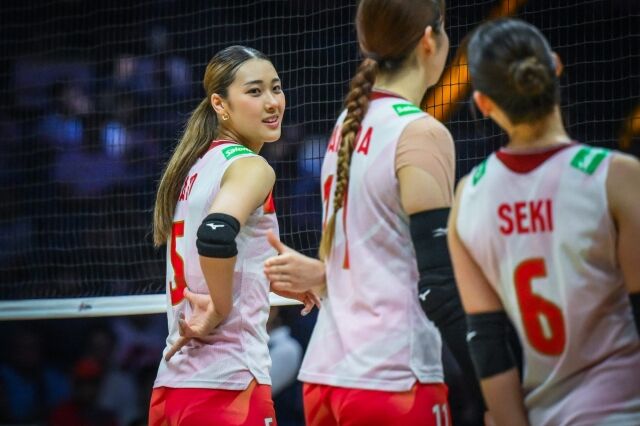 일본여자배구대표팀 사토 요시노(왼쪽, 5번)가 23일 중국 톈진에서 열린 2026 아시아여자배구선수권대회 C조 조별리그 한국과 경기 도중 팀 동료들과 사인을 교환하고 있다./아시아배구연맹(AVC) 제공