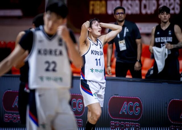 한국 18세 이하 남자농구대표팀 윤지원이 아쉬워하고 있다./FIBA 제공